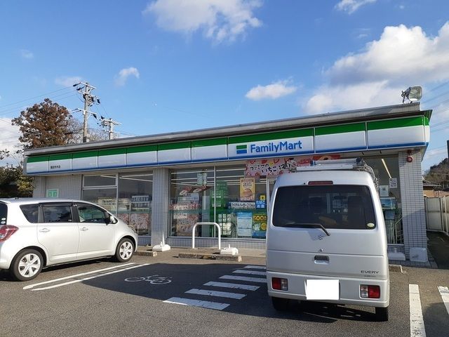 近くのファミリーマートまで350m（徒歩5分）