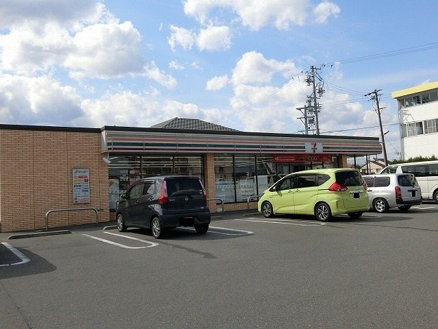 近くのセブンイレブン島里１丁目店まで400m（徒歩5分）