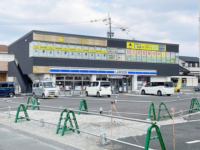 近くのローソン益城惣領北店まで500m（徒歩7分）