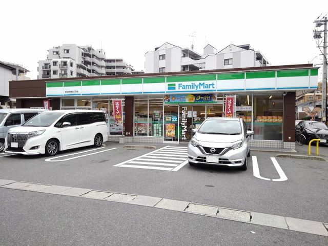 近くのファミリーマートまで1,000m(徒歩13分)