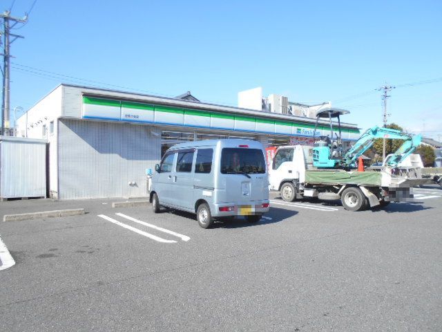 近くのファミリーマート岐阜六条店まで400m（徒歩5分）