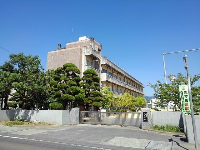近くの丸亀市立城辰小学校まで1,400m(徒歩18分)