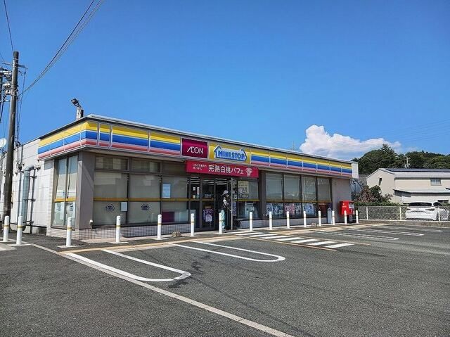 近くのミニストップまで500m（徒歩7分）