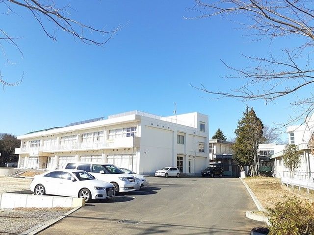 近くのひたちなか市立三反田小学校まで1,548m（徒歩20分）