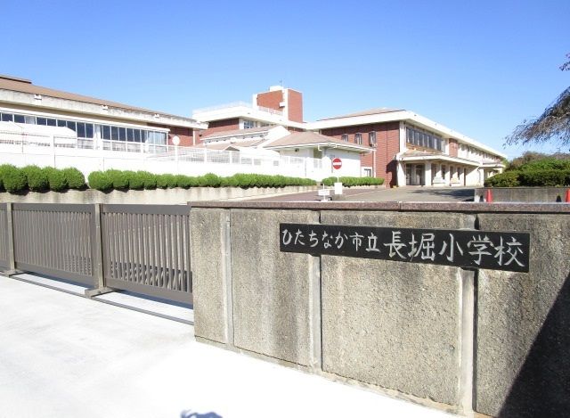 近くの長堀小学校まで600m（徒歩8分）