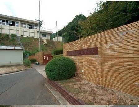 近くの中学校まで1,200m（徒歩15分）