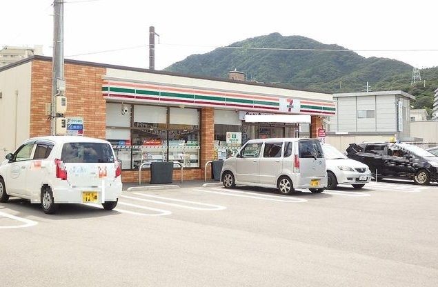 近くのコンビニまで400m（徒歩5分）