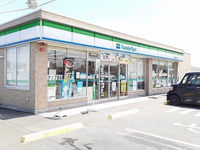 近くのファミリーマート越津柳之内店まで120m(徒歩2分)
