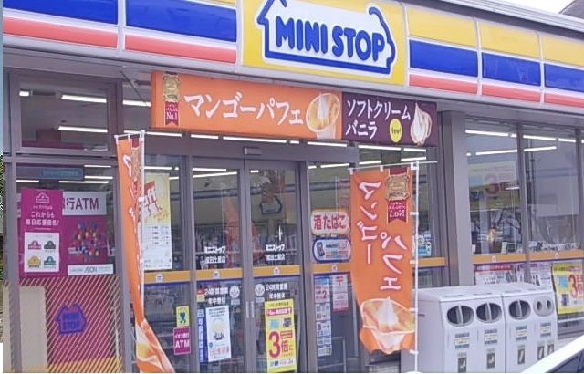 近くのミニストップまで450m（徒歩6分）