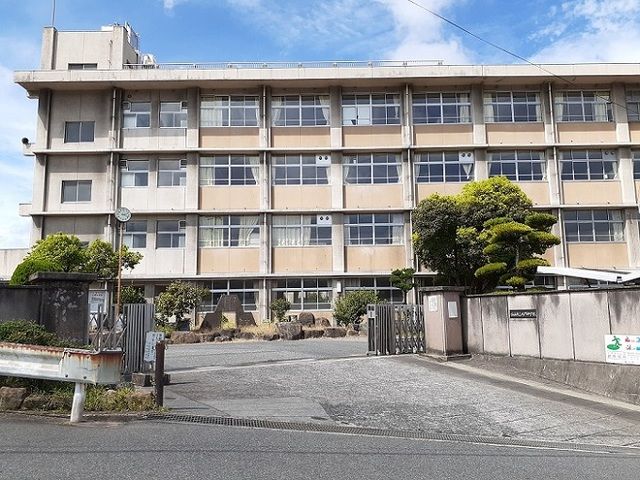 近くの大門中学校まで71m(徒歩1分)