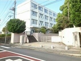 近くの御所見小学校まで540m（徒歩7分）