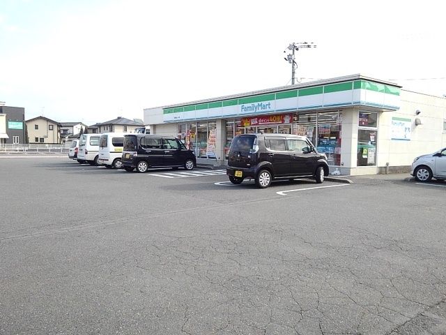 近くのファミリーマートまで830m（徒歩11分）