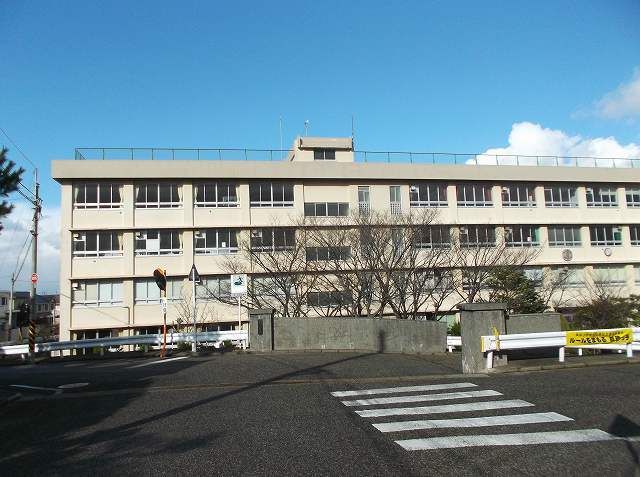近くの真砂小学校まで390m(徒歩5分)