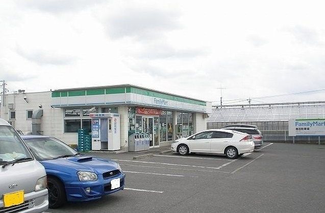 近くのファミリーマート様まで350m（徒歩5分）