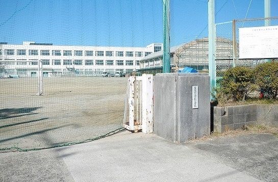 近くの小学校まで1,100m（徒歩14分）