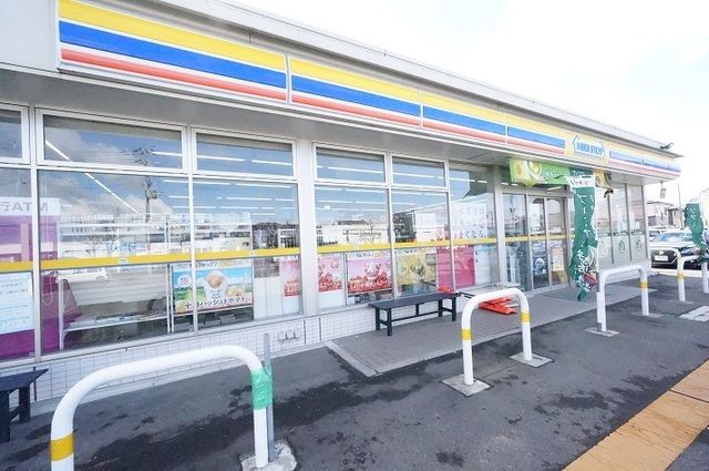 近くのミニストップ八山田店まで120m(徒歩2分)