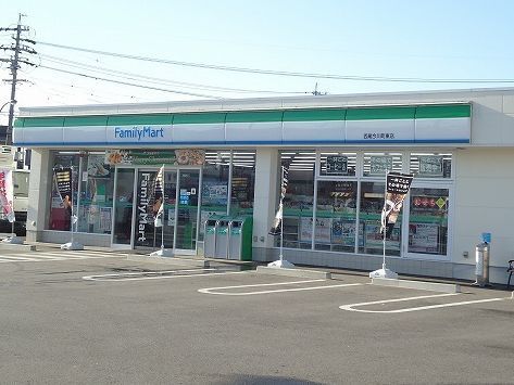 近くのファミリーマート西尾今川町東店まで290m(徒歩4分)