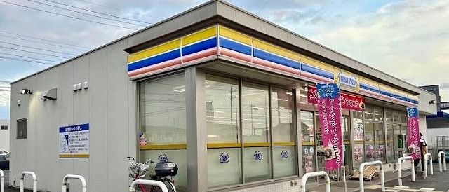 近くのミニストップ熊谷久下店まで700m（徒歩9分）