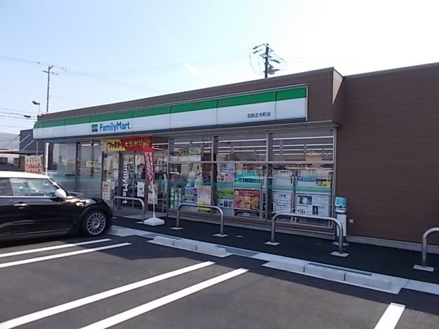 近くのファミリーマート羽島正木店まで1,100m（徒歩14分）