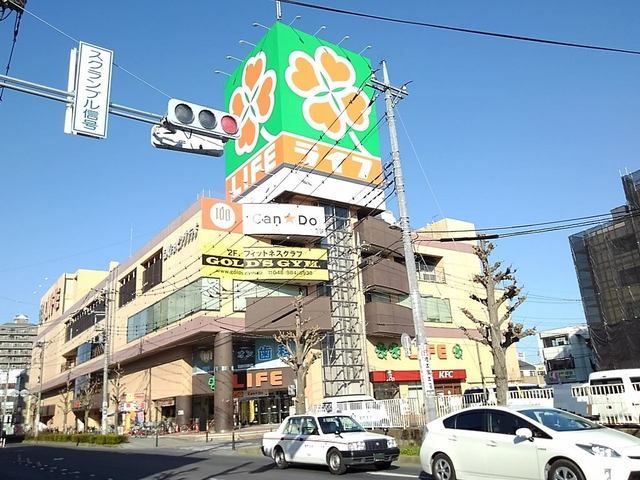 近くのライフ吉川駅前店まで750m（徒歩10分）