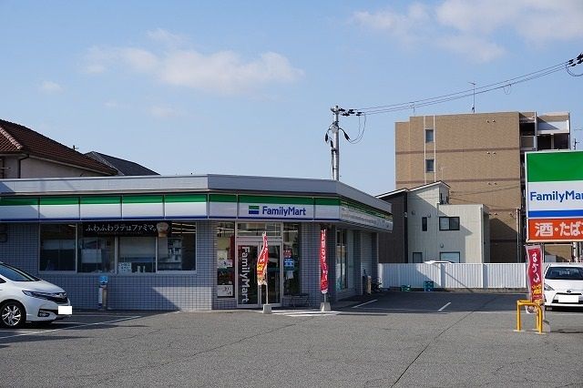 近くのファミリーマート魚住店まで350m(徒歩5分)