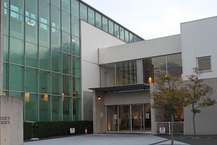 近くの明石市立西部図書館まで400m(徒歩5分)