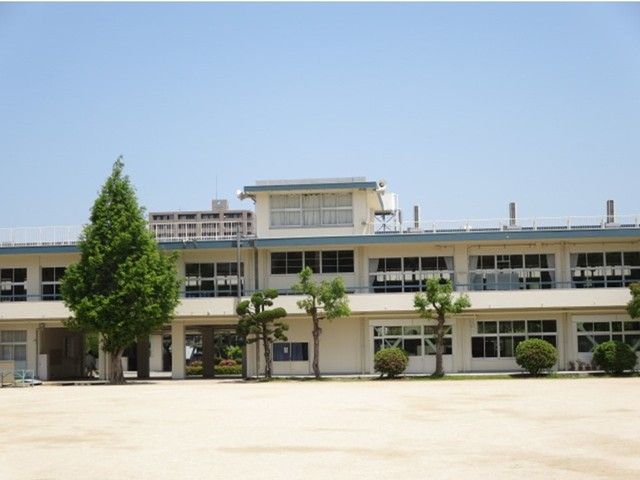 近くの小学校まで1,100m（徒歩14分）