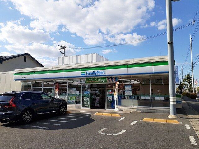 近くのファミリーマート岡山青江店まで400m（徒歩5分）