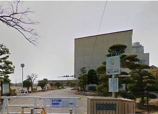 近くの堀口小学校まで480m(徒歩6分)