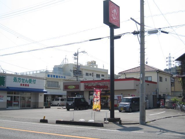 近くの飲食店まで950m（徒歩12分）