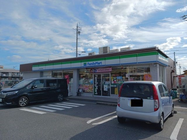近くのファミリーマート鈴鹿中江島店まで160m（徒歩2分）