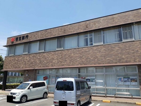 近くの百五銀行白子支店まで364m（徒歩5分）