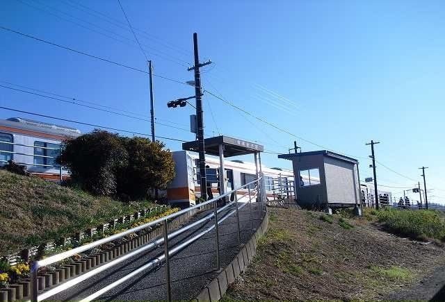 近くの御殿場線・相模金子駅まで1,100m(徒歩14分)