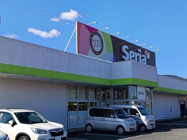 近くのセリア　富士松岡店まで700m（徒歩9分）