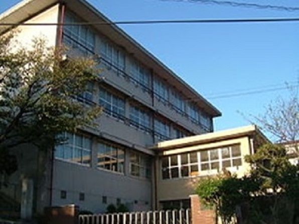 近くの小学校まで400m（徒歩5分）
