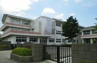 近くの本城小学校まで1,100m（徒歩14分）