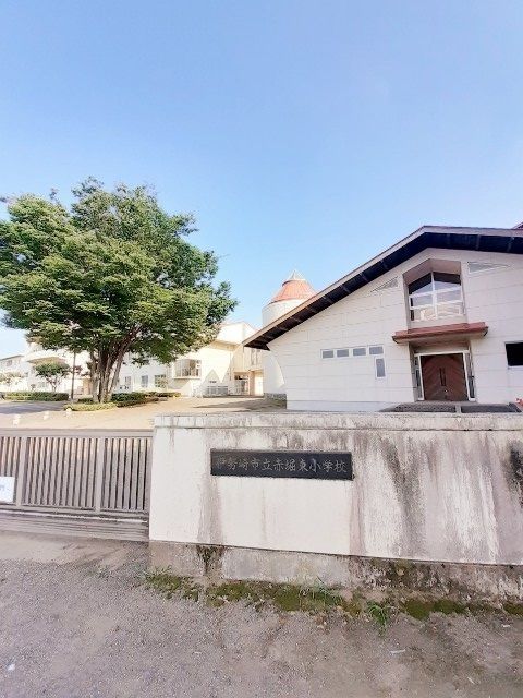 近くの伊勢崎市赤堀東小学校まで650m(徒歩9分)