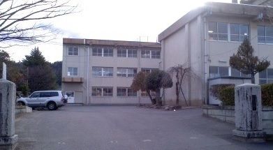 近くの渡利中学校まで750m（徒歩10分）