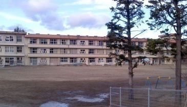 近くの渡利小学校まで350m（徒歩5分）