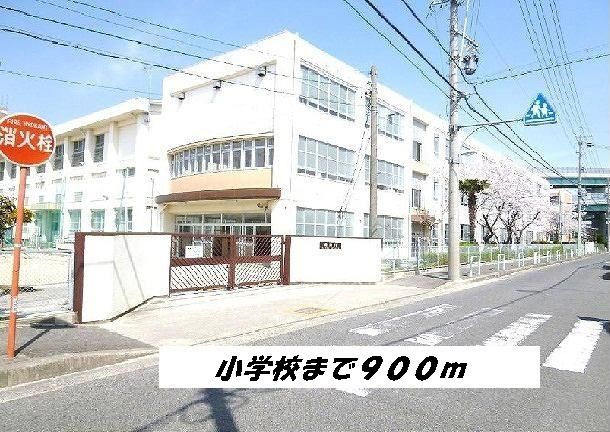 近くの千音寺小学校まで900m（徒歩12分）