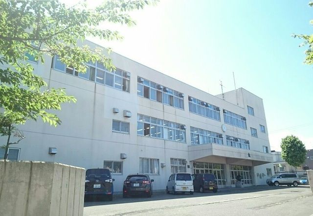 近くの青葉中学校まで700m(徒歩9分)