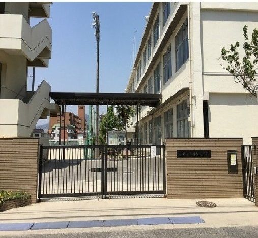 近くの小学校まで550m（徒歩7分）