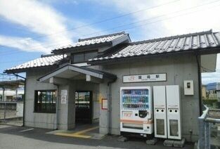 近くの国母駅まで1,300m（徒歩17分）
