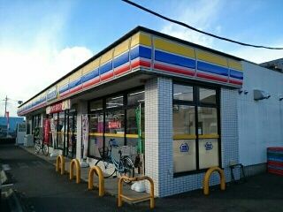 近くのミニストップまで400m（徒歩5分）