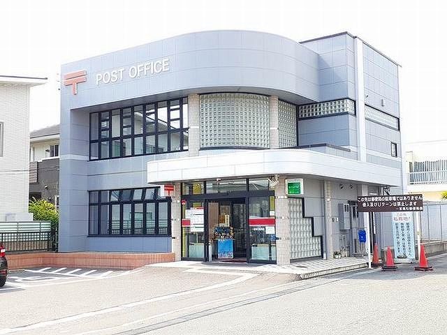 近くの郵便局まで1,000m（徒歩13分）