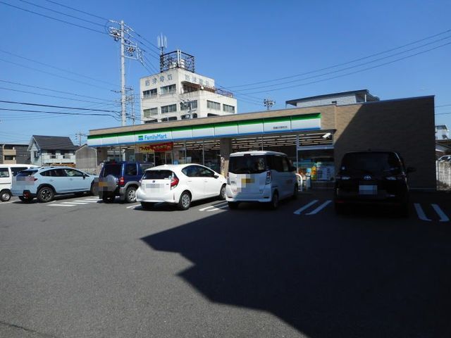 近くのファミリーマートまで650m(徒歩9分)