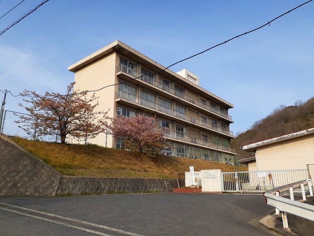 近くの野々浜小学校まで550m(徒歩7分)