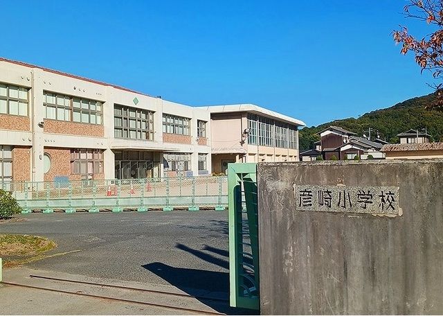 近くの彦崎小学校まで650m(徒歩9分)