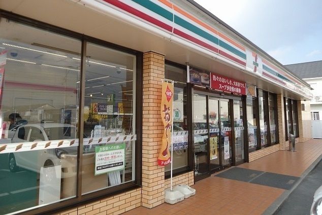 近くのコンビニまで250m（徒歩4分）