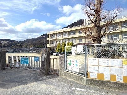 近くの泉小学校まで550m（徒歩7分）